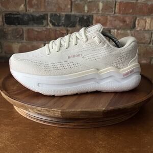 Brooks Ghost Max 2 Women's 7 EE Cushioned Cream Pink Road Running Shoes Sneakers